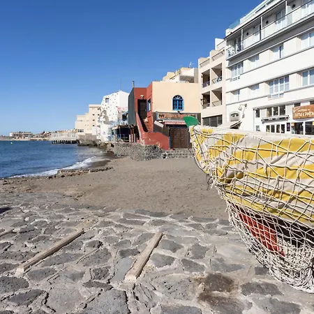 Comfy Beachfront Retreat El Medano, Terrace & Pool Apartment
