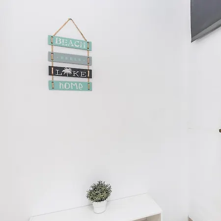 Comfy Beachfront Retreat El Medano, Terrace & Pool *