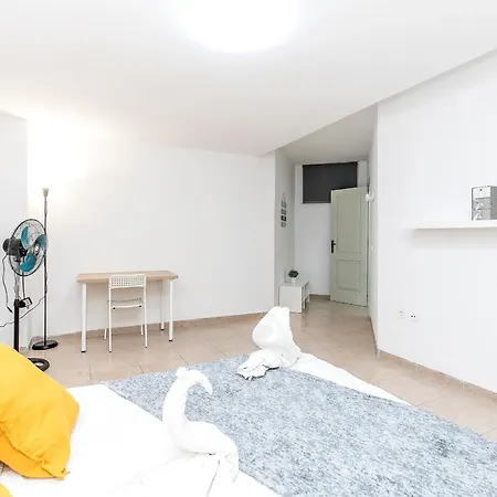 Comfy Beachfront Retreat El Medano, Terrace & Pool Apartment
