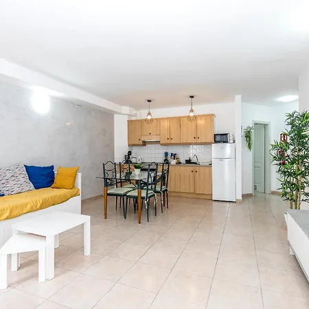 Comfy Beachfront Retreat El Medano, Terrace & Pool Apartment