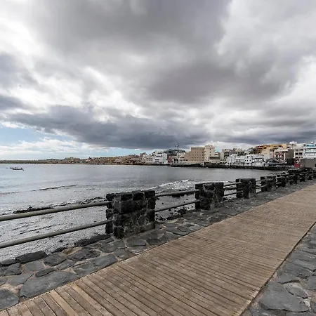 Comfy Beachfront Retreat El Medano, Terrace & Pool Apartment El Medano (Tenerife)